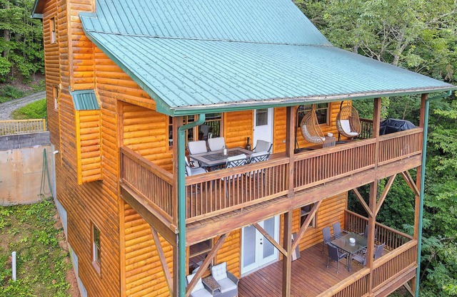 Stunning Log Cabin w/ Spectacular Mtn. Views min. from Downtown Clayton, GA!