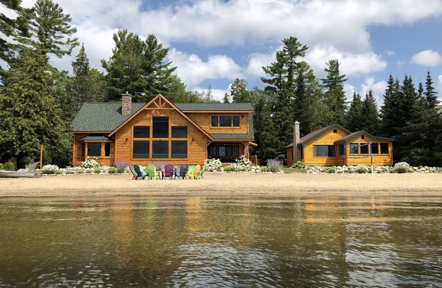 Nouveau Log Home Plus Guest Cottage avec Sandy Beach !!! Voir aussi l'annonce # 1042700!