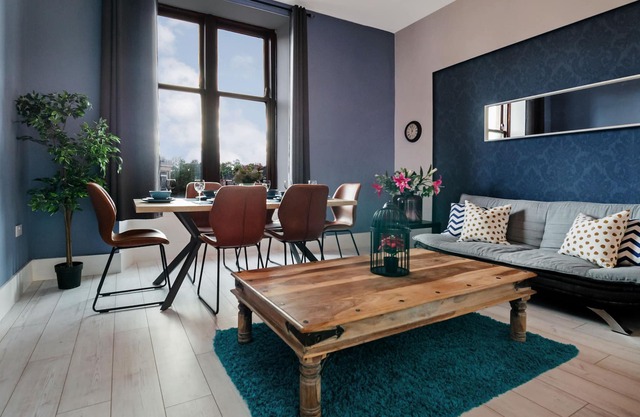Stunning luxurious apartment close tp city centre and walking distance to subway.