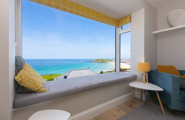 Superbe maison de vacances familiale St Ives avec vue imprenable sur la mer et jardin.