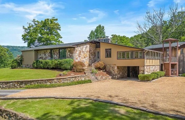 Stunning Midcentury modern home-sleeps 8 ~add the guest house to sleep up to 14!