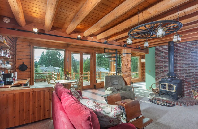 Robin's Nest-Stunning Mountain Cabin, Great Mountain Views, A / C