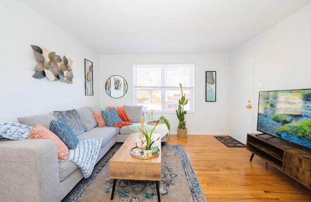 Stunning Modern Apartment with King Bed - 5 Mins to Creve Coeur Lake
