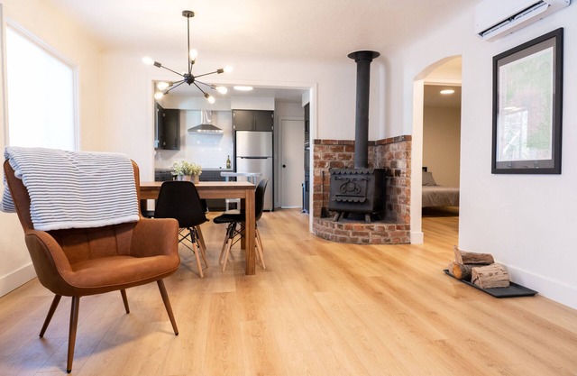 Stunning Modern Downtown House w/ Wood Stove + Hot Tub