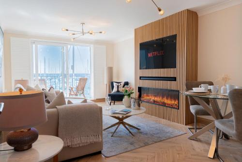 Stunning modern space with harbour views & free parking
