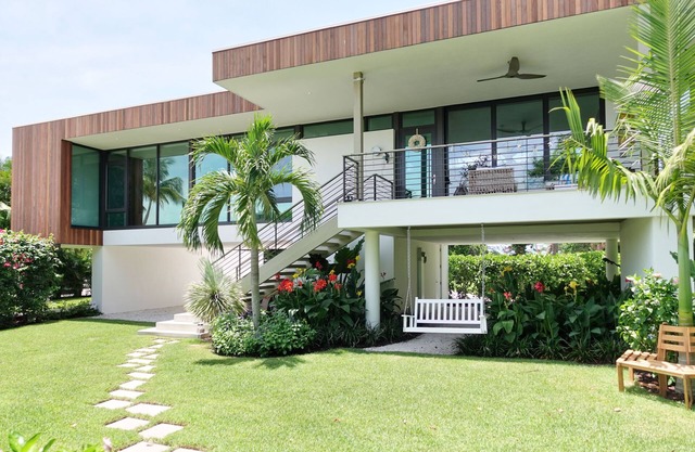 Villa flambant neuve au bord du canal Longboat Key avec un quai privé.