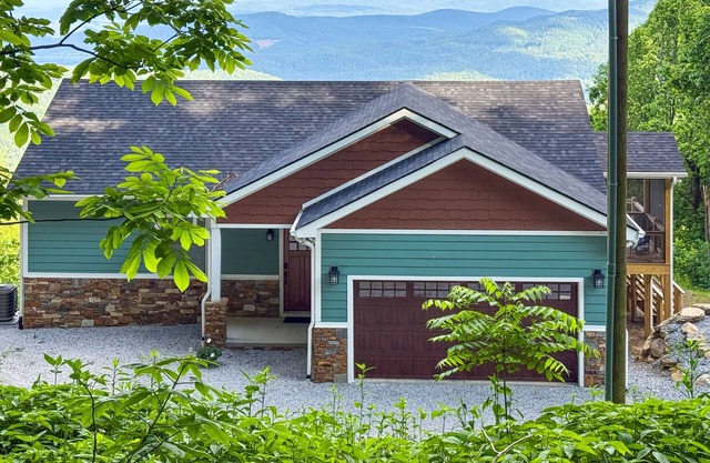 Stunning mountain view home in Little Switzerland with large viewing deck