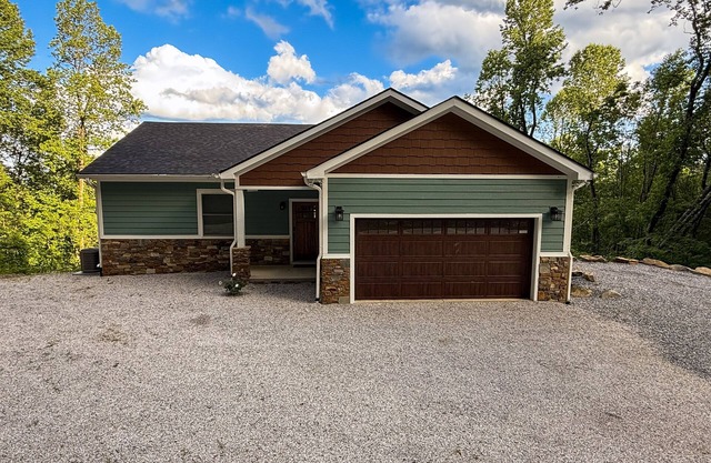 Stunning mountain view home in Little Switzerland with large viewing deck