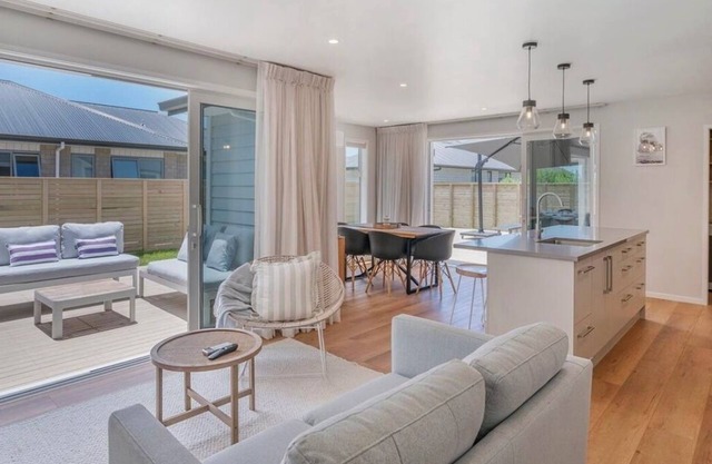 Stunning new 4 bedroom 3 bathroom home close to town and the beach in Whitianga