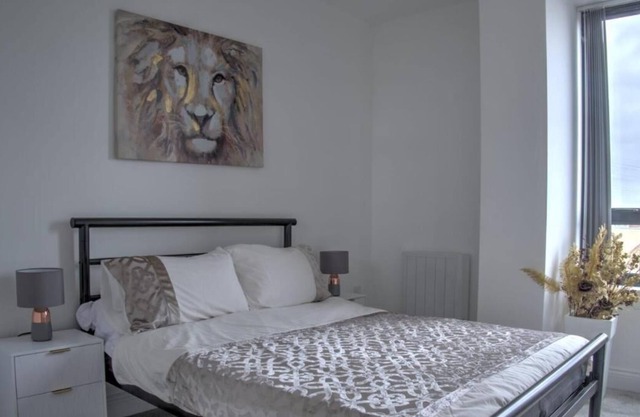Stunning New Modern 2 Bedroom flat with Parking near Windsor Castle