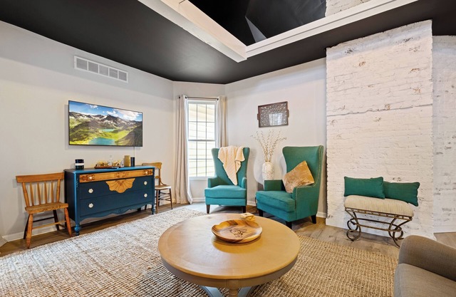 Stunning Newly Renovated 3BD Loft By Churchill