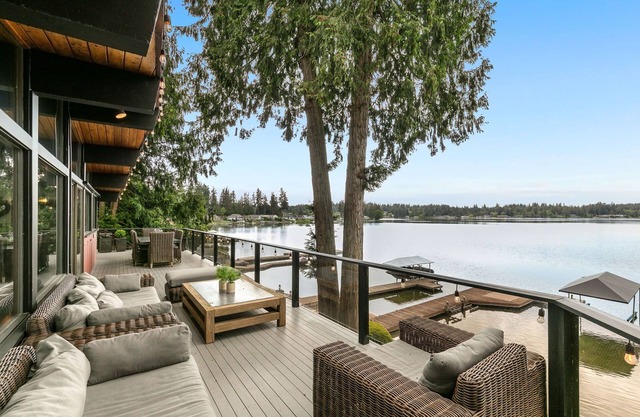 Superbe Pacific Northwest Lakehouse sur 100 pieds au bord de l'eau près de Seattle!