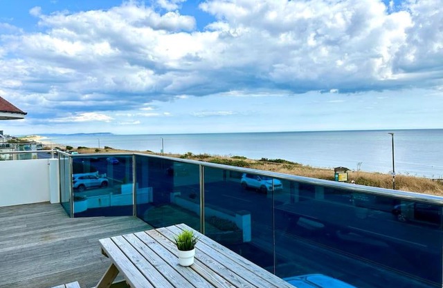 Stunning Panoramic Sea View Beach Location - Sleeps up to 4 People - Free Parking - The Best Beach! - Great Location - Fast WiFi - Smart TV - Newly decorated - sleeps up to 4! Close to Bournemouth & Poole Town Centre & Sandbanks