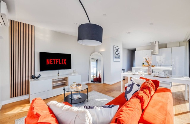 Stunning Penthouse in City Centre w/ Free Parking