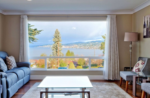 Stunning PNW Mid-Century Seattle Home w/ Lakefront Views! Sleeps Up to 16 Guests