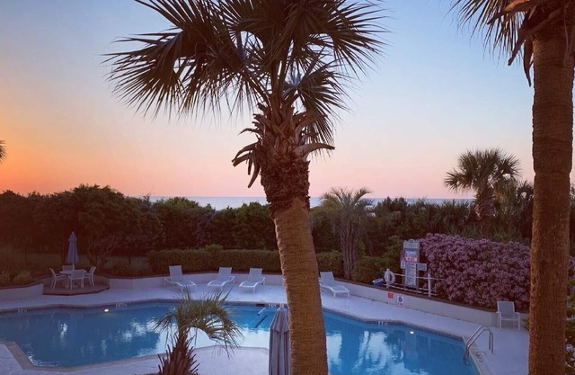 Une vue imprenable sur la piscine et l'océan vous attend dans ce magnifique condo pratique.