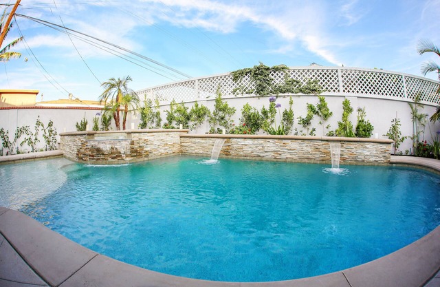 Superbe maison de piscine avec 8 chambres et 6 salles de bains