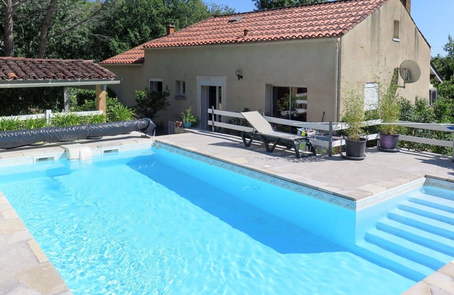 Belle maison de vacances privée avec WIFI, piscine privée, TV, terrasse, animaux admis, parking