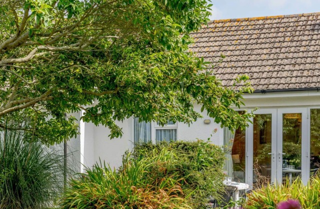 Stunning private villa for 10 guests with WIFI, TV, patio, pets allowed and parking