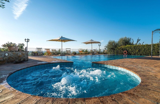 Maison de vacances privée avec bain à remous, WIFI, piscine, climatisation, TV, balcon