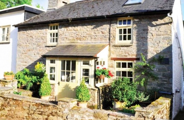 Stunning private villa for 4 people with hot tub, WIFI, TV, patio, pets allowed and parking