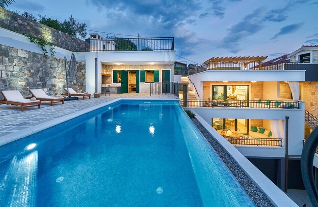 Maison de vacances privée avec bain à remous, climatisation, piscine privée, WIFI, TV, terrasse