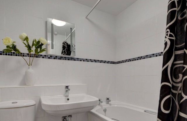 Stunning private villa for 6 guests with WIFI, TV, patio, pets allowed and parking