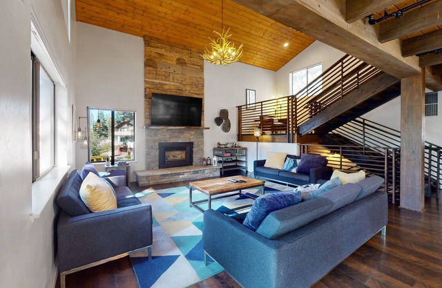 Stunning renovated chalet for monthly summer/ski lease - near Heavenly