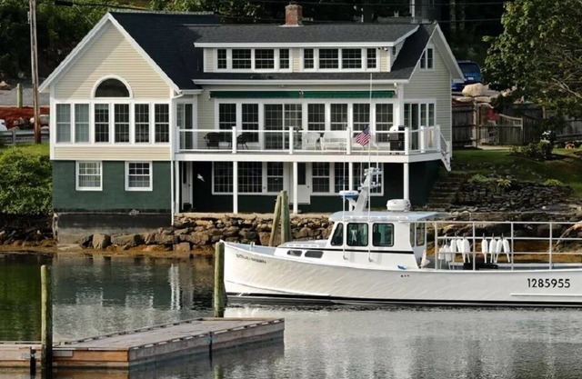 Superbe maison rénovée au bord de l'eau, quai privé en eau profonde et Windows Galore!