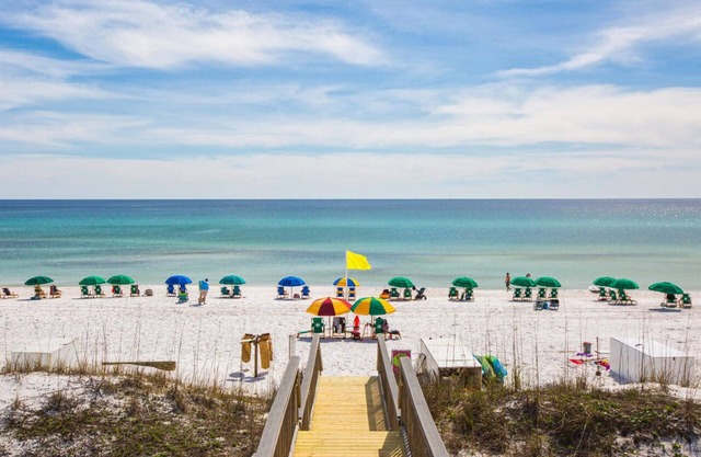 Superbe condo avec vue sur le golfe et couchers de soleil, animaux acceptés avec service de plage privée