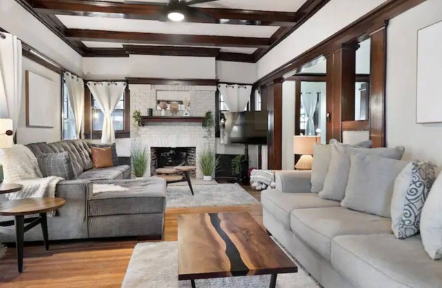 Stunning Retreat with a pool, sleeps 12 guests, walking distance to Downtown.