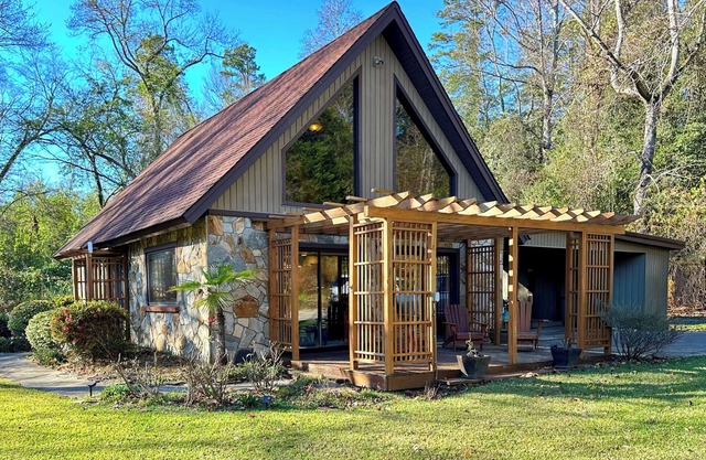 Charming River-Side 2-bedroom cottage in serene Walhalla with Fire Pit, WiFi