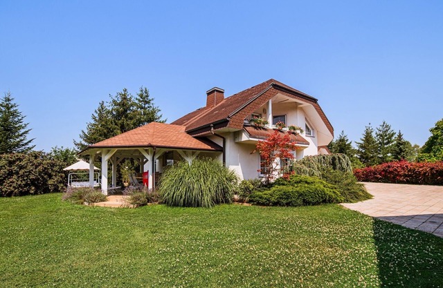 Stunning Rural Holiday Home with Garden and BBQ - Four Bedroom Holiday Home