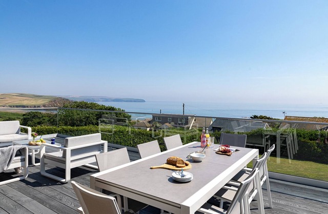 Stunning sea views & comfort 250m from Beach
