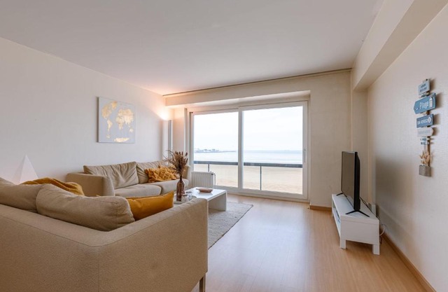 Stunning Seaview apt on 7th floor at beachfront