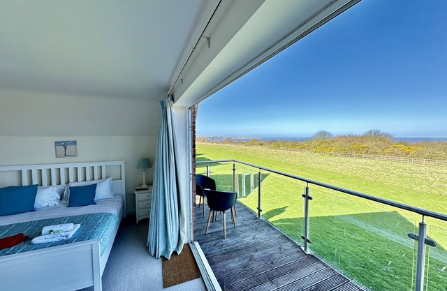 Stunning SEAVIEW Coastal Cottage - Sleeping 8 in 4 Bedrooms - Pool and Beach Access Included.