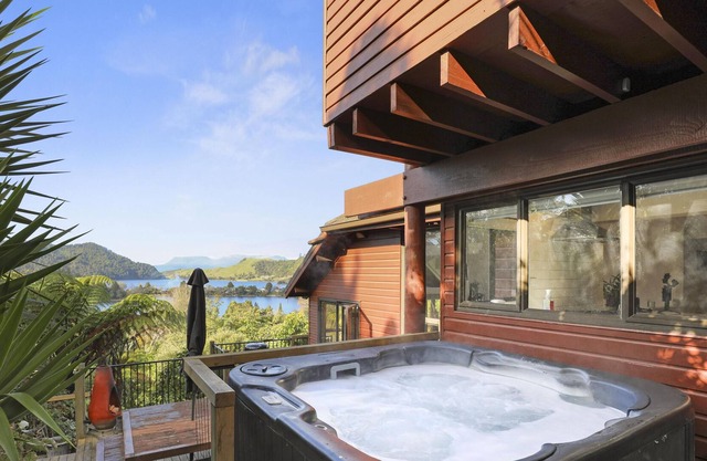 Stunning Secluded Lake Views - 4 Bedrooms, 2 Bathrooms with Spa and Lake Views