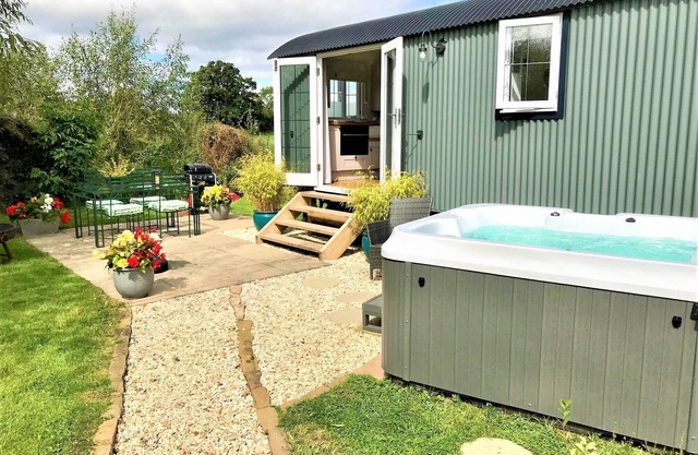 Superbe Shepherds Hut avec bain à remous dans la belle région rurale de Cheshire, près de Nantwich