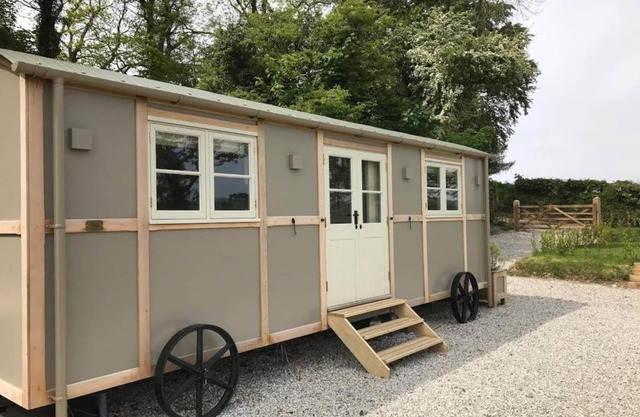 Stunning Shepherds Hut with Superb Views & Fire Pit near a Superb Gastro Pub