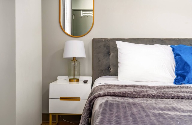 Stunning Skylight Views-Gym/Gated Parking/King Bed