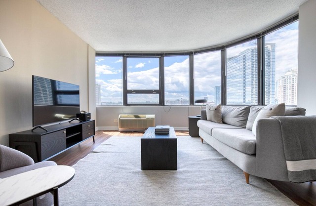 Stunning South Loop 2BR w/ Doorman, near Aquarium & Train, by Blueground