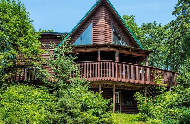 Stunning & Spacious Log Cabin in the Woods