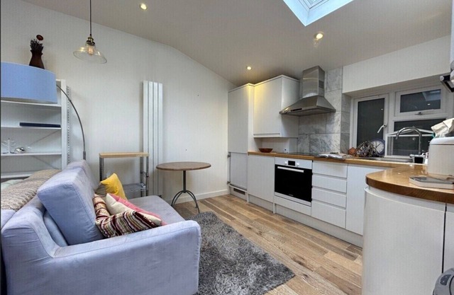 Stunning, Spacious 5 Bed House w/ Parking
