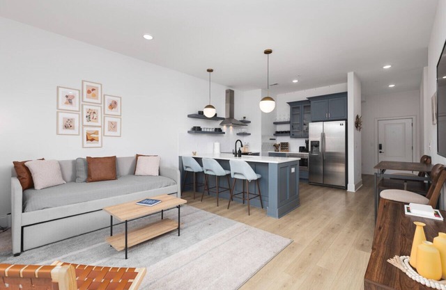 Stunning Spacious 6 Beds, 2 Bedroom in Walkable Area