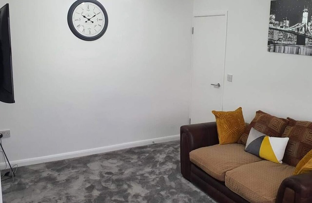 Stunning Spacious Contemporary 2 Bedroom Flat near Heathrow Airport