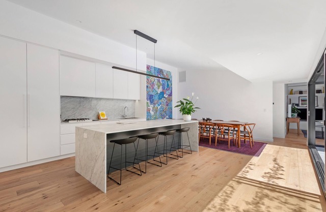 STUNNING SPACIOUS MODERN HOME -EVERY ROOM HAS A GARDEN VIEW!