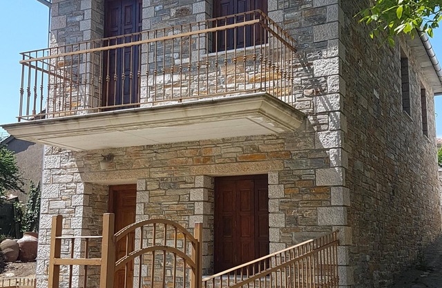 Superbe maison en pierre située au centre de la belle Lafkos.