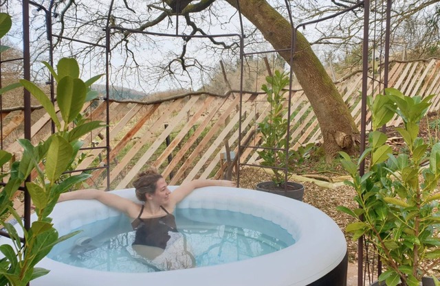 Stunning Studio Apartment. Sauna & PRIVATE Hot Tub in the Heart of the Cotswolds