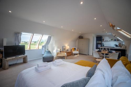 Stunning Studio with Countryside Views & Parking