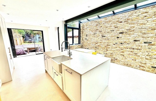 Stunning sunny, leafy, family mid terrace that's 20mins into central London